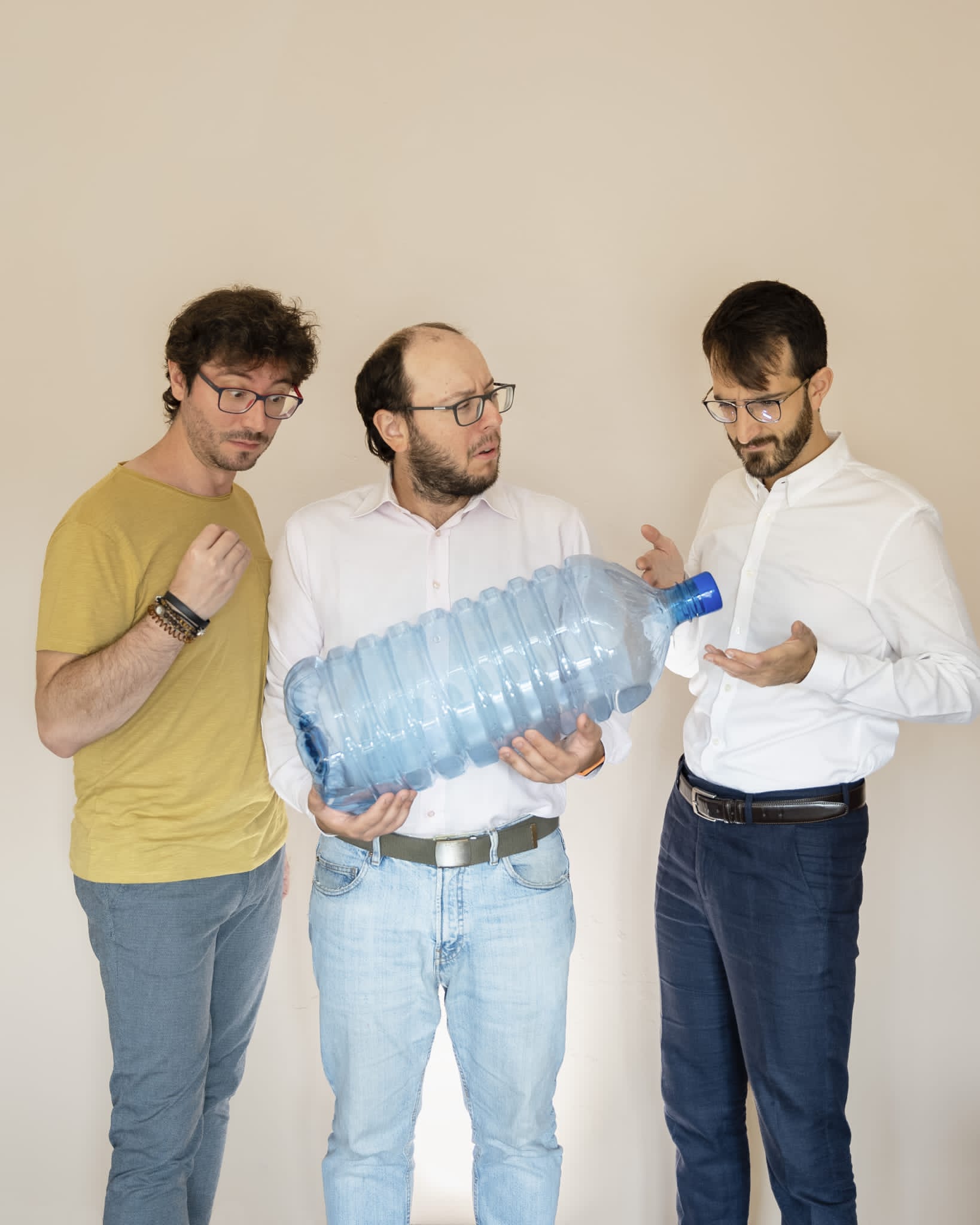 Tre uomini e una plastica. Con Stefano Bertacchi, Simone Angioni, Ruggero Rollini. 